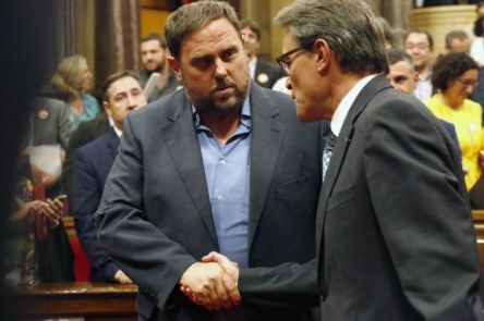 Oriol Junqueras (ERC) estrecha la mano del President Mas luego de aprobar la Ley de Consultas